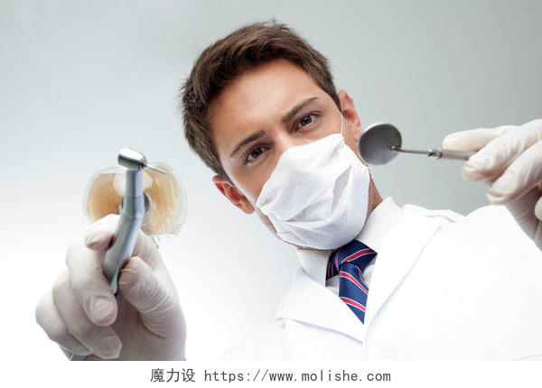正为患者治疗的男牙科医生医生看诊病人牙科口腔